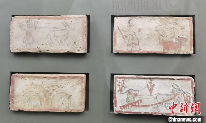 圖為嘉峪關(guān)長(zhǎng)城博物館館藏文物魏晉墓彩繪畫像磚中豐富多彩的古代農(nóng)牧業(yè)生產(chǎn)活動(dòng)。(資料圖) 丁思 攝