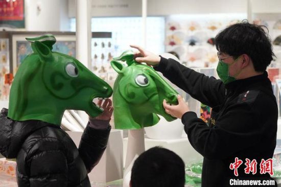 圖為“神馬來了”銅奔馬頭套。　九美旦增 攝