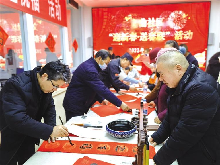 蘭州新區(qū)開展“墨香四溢送春聯(lián)·情暖文曲送祝?！被顒?dòng)