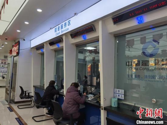 圖為蘭州市民在銀行兌換新鈔?！⌒煅?攝