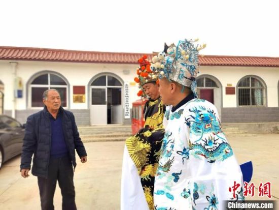 圖為69歲的“苦水高高蹺”國家級傳承人巨海全(左一)，叮囑徒弟們高高蹺練習(xí)技巧要領(lǐng)?！￠Z姣 攝