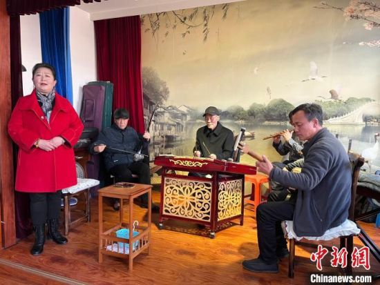 圖為蘭州鼓子表演者王常玉登臺演唱，她是這項入列國家級非物質(zhì)文化遺產(chǎn)的曲藝表演者中，為數(shù)不多的女演員?！堨下?攝