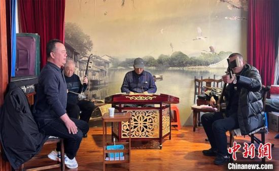 圖為蘭州鼓子愛好者在傳習所內(nèi)互相搭檔上臺演出?！堨下?攝