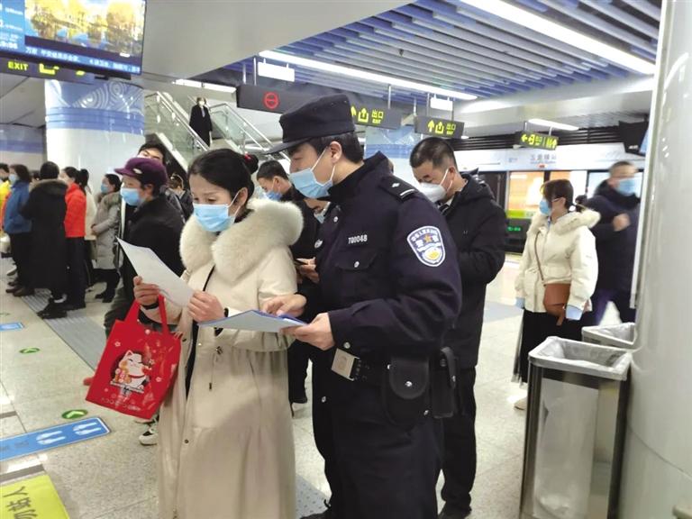 講解詐騙套路 普及“斷卡”常識 蘭州城關(guān)公安分局、交通治安分局聯(lián)合反詐宣傳進地鐵