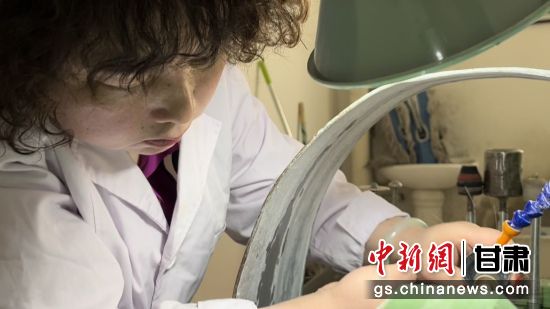 夜光杯制作學(xué)徒謝小琴坦言，雖工作枯燥，但是能夠掌握國家級非遺技藝是很自豪的。王牧雨 攝