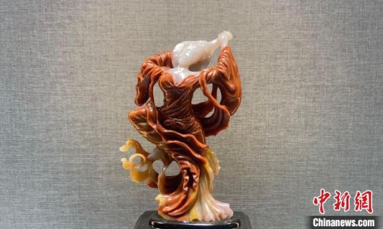 圖為翩然起舞的飛天玉雕?！「攥?攝