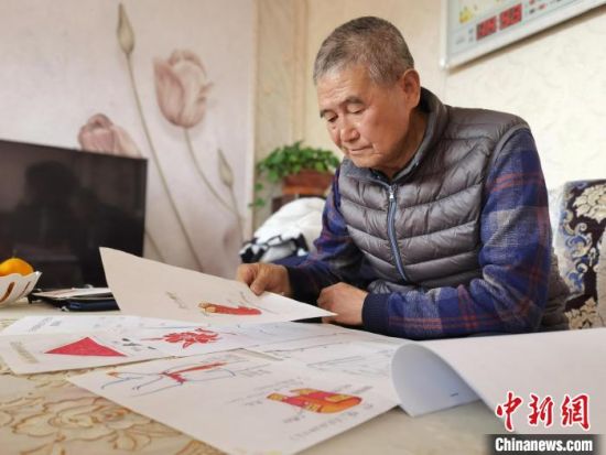 圖為陸鵬飛向記者展示多年帶隊的手寫筆記。　張婧 攝