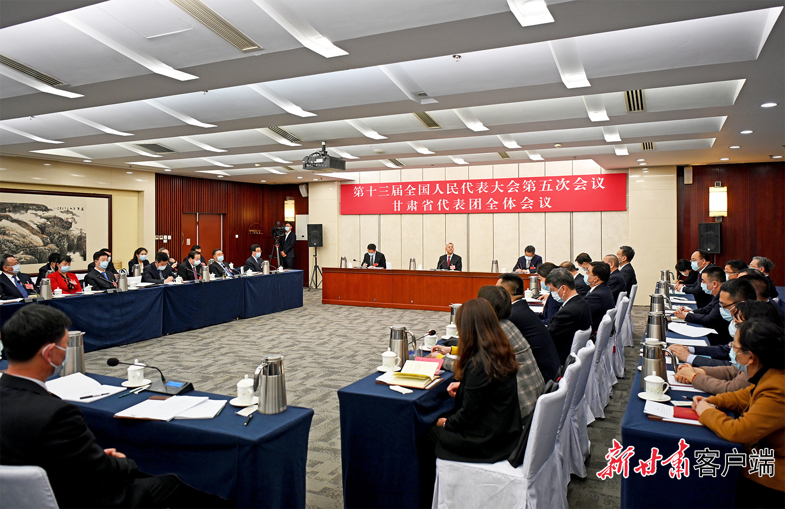 甘肅代表團(tuán)舉行全體會議，尹弘主持并講話