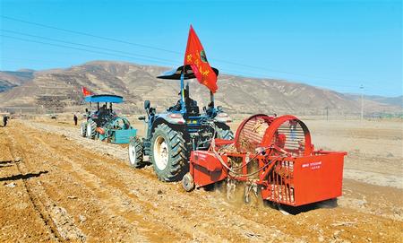 定西市隴西縣17個(gè)鄉(xiāng)鎮(zhèn)的農(nóng)機(jī)合作社、農(nóng)機(jī)手參加了農(nóng)機(jī)技能比賽和培訓(xùn)