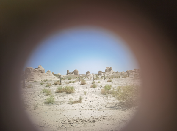 插圖2：透過河西走廊遺存的古陶片孔洞所見。攝影：陳曉斌。拍攝日期：2020年6月。