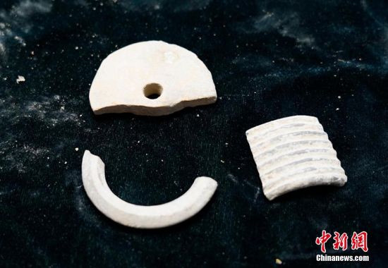 圖為靜寧縣賈河鄉(xiāng)竇坪村出土的佩飾。 夏劍鋒 攝