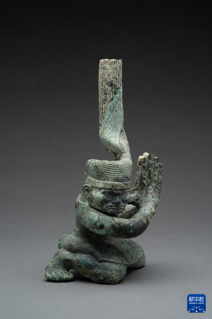 四川廣漢市三星堆商代遺址四號坑出土扭頭跪坐銅人像（資料圖）。