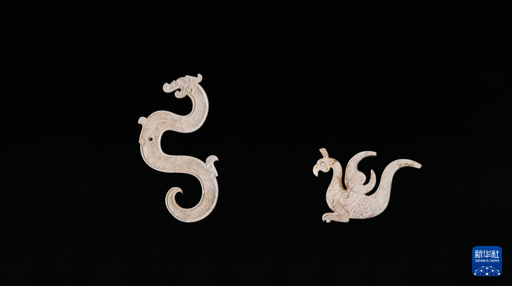 江西樟樹市國字山戰(zhàn)國墓葬出土玉龍、玉鳳（資料圖）。