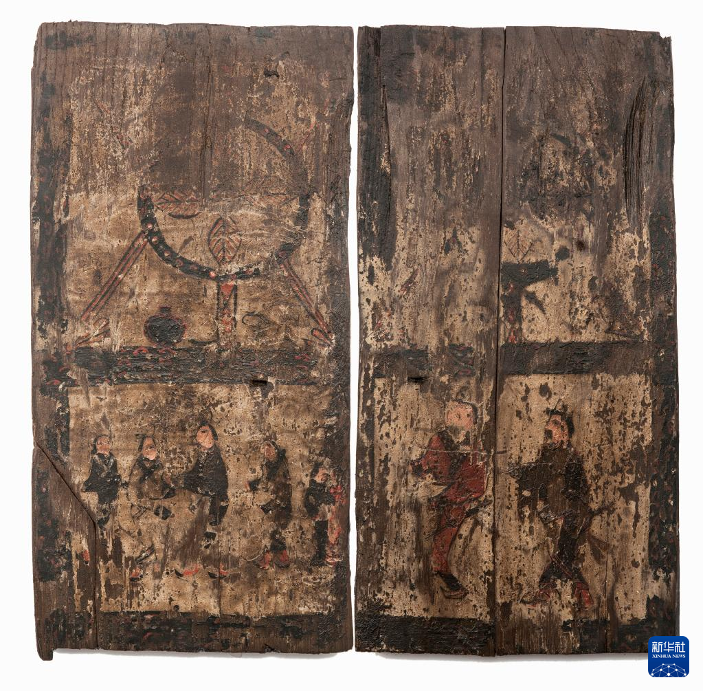 湖北云夢縣鄭家湖戰(zhàn)國秦漢墓地的一處板門繪畫（資料圖）。