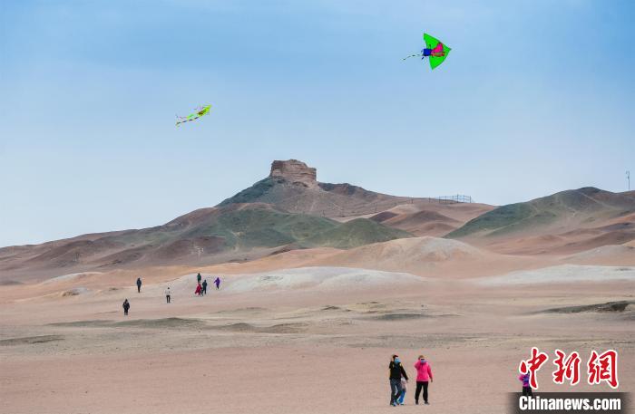 圖為市民正在陽關(guān)景區(qū)放風(fēng)箏?！⊥醣筱y 攝