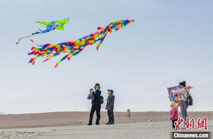 圖為孩童在父母的陪伴下放風(fēng)箏?！⊥醣筱y 攝