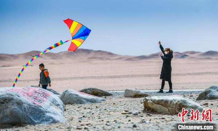 圖為市民正在陽關(guān)景區(qū)放風(fēng)箏?！⊥醣筱y 攝