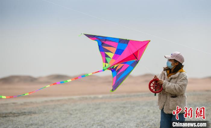 圖為市民正在陽關(guān)景區(qū)放風(fēng)箏?！⊥醣筱y 攝