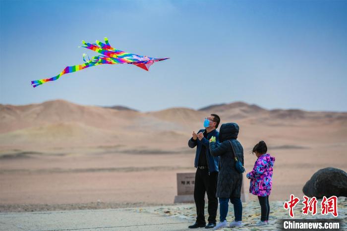 圖為市民正在陽關(guān)景區(qū)放風(fēng)箏。　王斌銀 攝