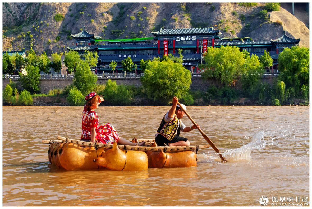筏子客揮動著劈波斬浪的船槳，槳聲中混搭著風(fēng)聲、水聲和男女對歌的花兒聲。蘭州市文旅局供圖