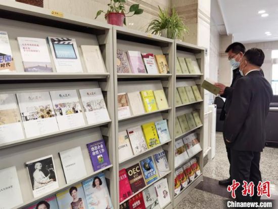 圖為國網(wǎng)甘肅電力黨校的職工書架。　徐雪 攝