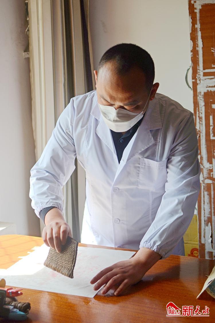 朽爛歷史檔案如何獲新生？看修復師“妙手回春”