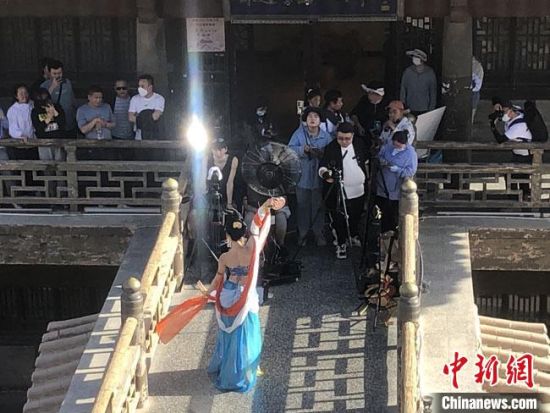 圖為5月以來，“奧大?！敝辈ガF(xiàn)場引游客圍觀?！《鼗褪形麄鞑抗﹫D