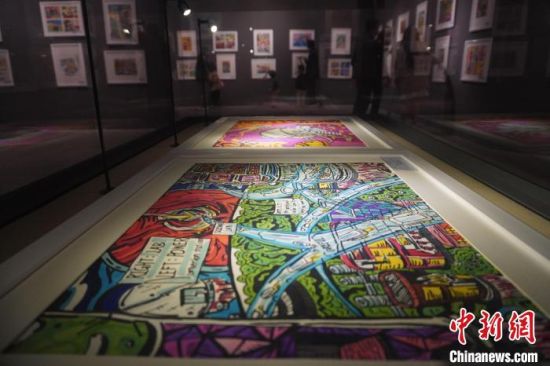 市民參觀少兒美術(shù)展覽。