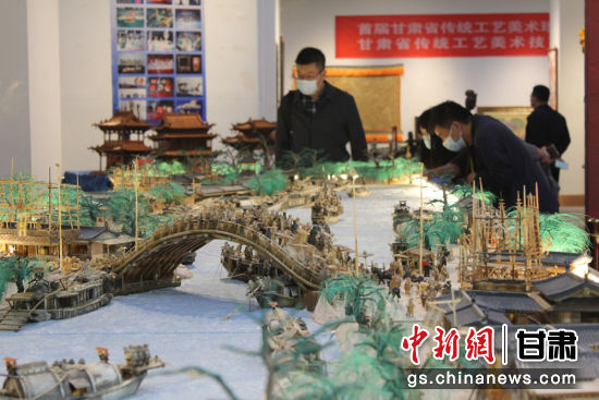 圖為參評(píng)作品牦牛角立體微雕“清明上河圖”。徐雪 攝