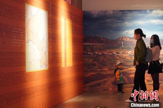 圖為參觀者參觀“大道攸歸：五涼文化展”展陳文物?！【琶赖┰?攝