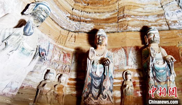 北石窟寺窟內(nèi)造像因受水顯得斑駁?！“瑧c龍 攝