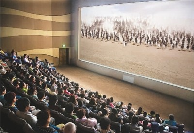 游客在莫高窟數(shù)字展示中心觀看主題電影《千年莫高》。