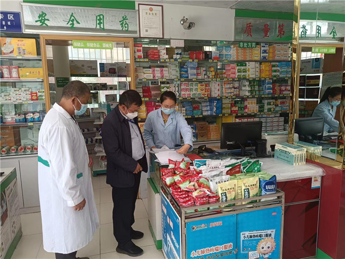 甘南州合作市紀(jì)委監(jiān)委第一督查組在合作市世紀(jì)大藥房進(jìn)行督查檢查。.jpg