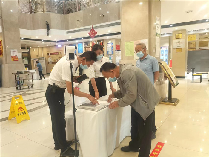 金昌市金川區(qū)紀(jì)委監(jiān)委駐區(qū)人大機(jī)關(guān)紀(jì)檢監(jiān)察組在花城錦都大酒店監(jiān)督檢查疫情防控工作。王文海 攝 .jpg