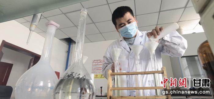 圖為甘肅科技集團(tuán)化工研究院有限責(zé)任公司工作人員正在做實(shí)驗(yàn)。魏建軍 攝