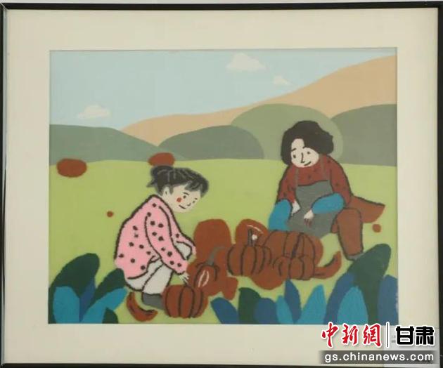 嘉峪關(guān)市新城鎮(zhèn)新城村農(nóng)業(yè)產(chǎn)業(yè)園區(qū)內(nèi)，母女兩人在摘南瓜。刺繡 馬艾米乃 繡稿 敬紅霞