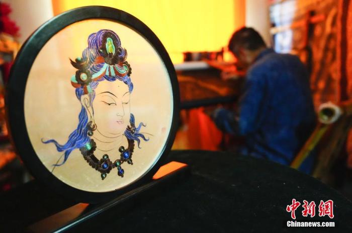 圖為劉云帆所創(chuàng)作的敦煌元素刺繡作品。 中新社發(fā) 謝秉錫 攝