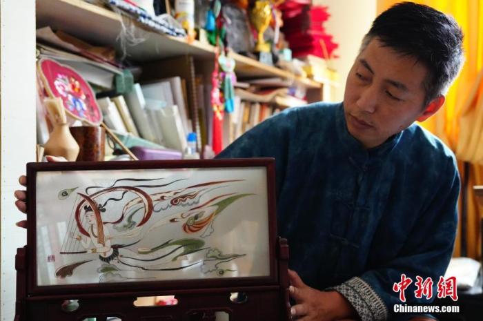 圖為劉云帆展示敦煌元素的刺繡作品。 中新社發(fā) 謝秉錫 攝