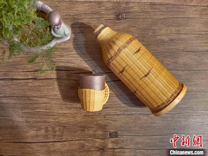 圖為竹編暖壺套。(資料圖) 甘肅省非遺保護(hù)中心供圖