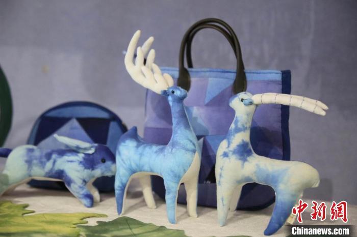 圖為許靜的非遺文創(chuàng)作品。(資料圖) 甘肅省非遺保護(hù)中心供圖