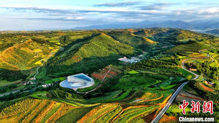 航拍視角下的樺林古動物化石埋藏原址館。該館位于臨夏州和政縣。(資料圖) 和政宣傳部供圖
