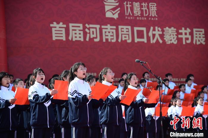 圖為學(xué)生們?cè)陂_幕式上誦讀經(jīng)典?！×赫赵?攝