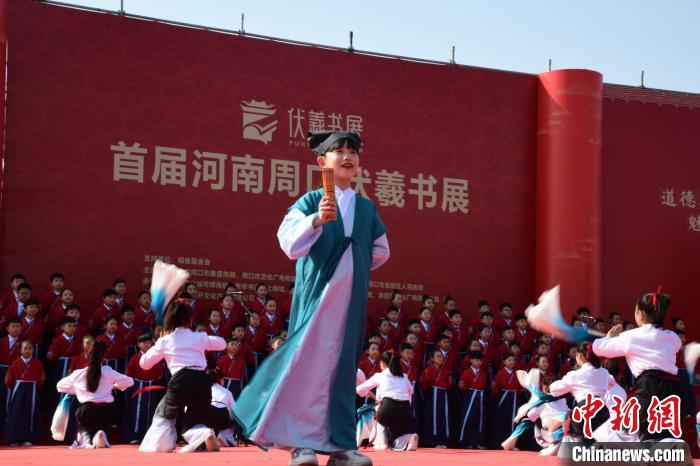 圖為學(xué)生們?cè)陂_幕式上誦讀經(jīng)典。　梁照曾 攝