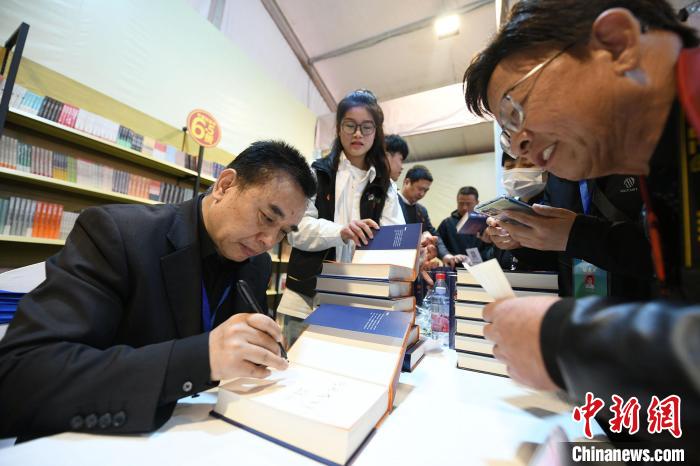 圖為作家王躍文現(xiàn)場(chǎng)簽名售書。　梁照曾 攝