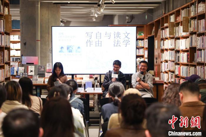 《至少還有文學(xué)》推出：在今天，我們?yōu)槭裁催€需要文學(xué)？