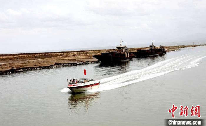 圖為茶卡鹽湖?！⊙Φ?攝