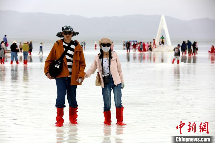 圖為游客在茶卡鹽湖之中?！⊙Φ?攝