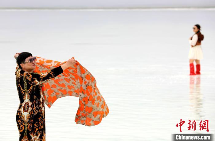 圖為游客在茶卡鹽湖拍照?！⊙Φ?攝