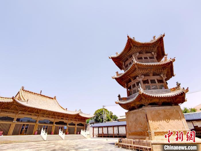 圖為阿河灘清真寺局部?！?zhí)砀?攝