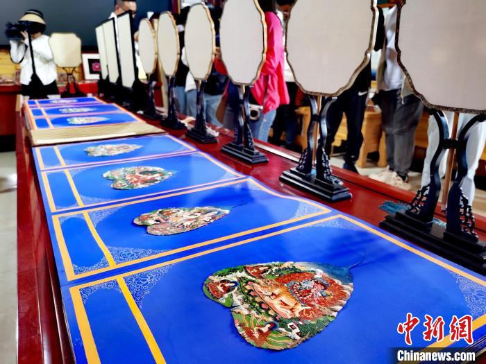 圖為唐卡延伸產(chǎn)品?！?zhí)砀?攝